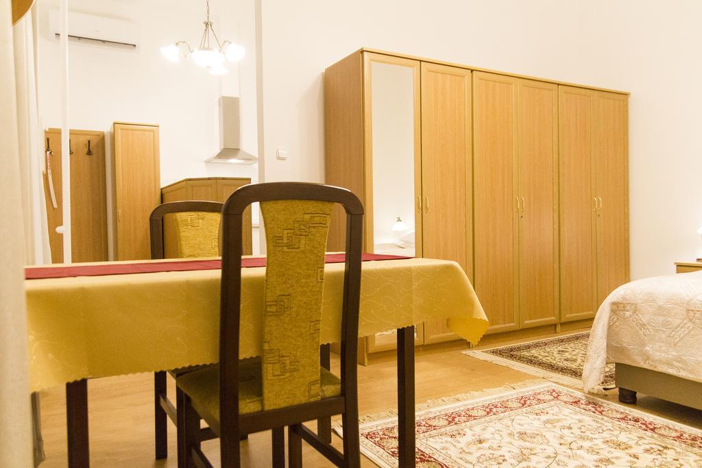 Authentic Klauzal Apartment — Photos 3